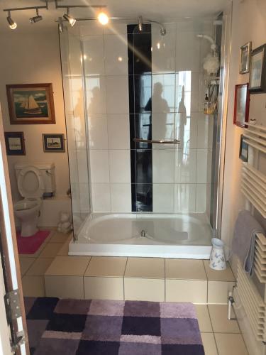 uma casa de banho com banheira e WC em The Bell Inn em Cheltenham