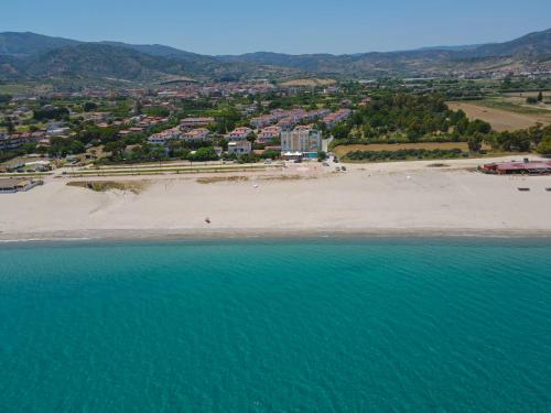 an aerial view of a beach and the ocean at Hotel Rivabella in Davoli