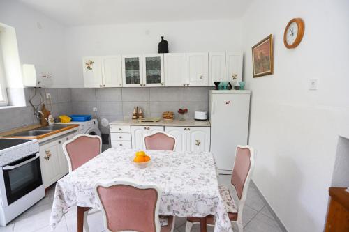 Kuchyň nebo kuchyňský kout v ubytování Vila Skala