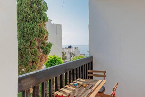 Balkón nebo terasa v ubytování Beachfront sea view in cozy 1BR with pool and garage