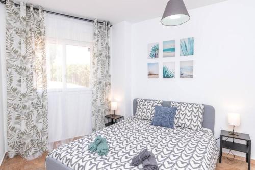 Postel nebo postele na pokoji v ubytování Beachfront sea view in cozy 1BR with pool and garage