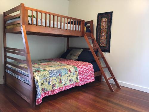 ein Schlafzimmer mit einem Etagenbett und einer Leiter in der Unterkunft Adorable Home on the Park 10 Miles South of Eugene in Creswell