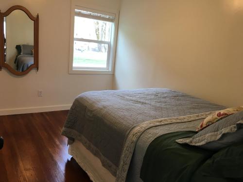 Ein Bett oder Betten in einem Zimmer der Unterkunft Adorable Home on the Park 10 Miles South of Eugene
