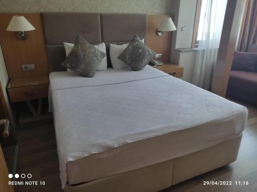 Adana Yukselhan Hotelにあるベッド