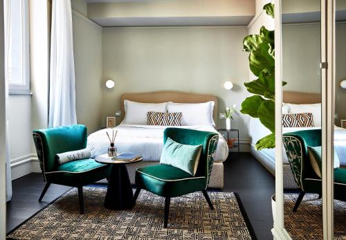 um quarto com uma cama, uma mesa e cadeiras em HOTEL VITE - By Naman Hotellerie em Roma