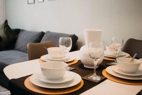 uma mesa com pratos e copos de vinho em The Bailey - Troon - Coorie Doon Stays em Troon