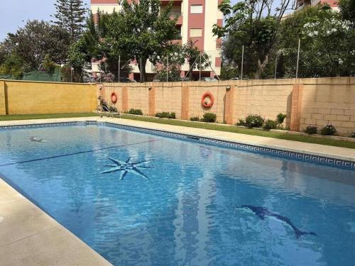 - une piscine avec une étoile de mer dans l'eau dans l'établissement Apartamento Veramar, à Fuengirola