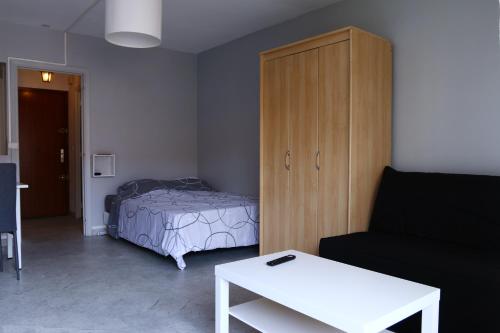 un salon avec un lit et un canapé dans l'établissement Grand studio 4 couchages proche mer, à Antibes