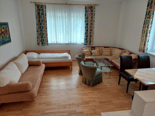 a living room with a couch and a table at JOHN’S MOTEL APPARTEMENTHAUS in Attnang-Puchheim