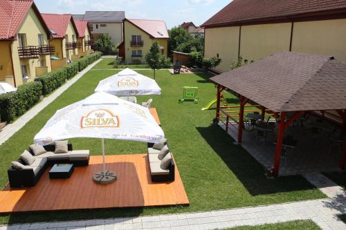 an overhead view of an outdoor patio with umbrellas and tables at Casa Ardeleneasca in Timişoara