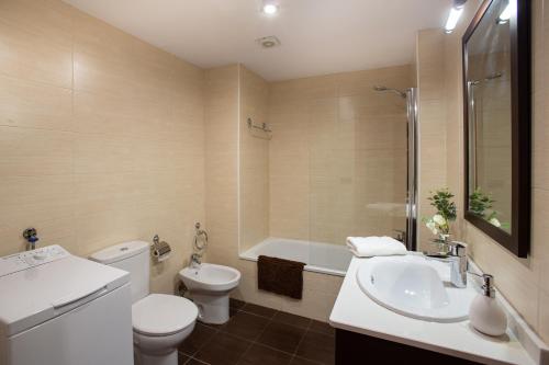 La salle de bains est pourvue de toilettes, d'un lavabo et d'une baignoire. dans l'établissement El Catllar, à Ripoll
