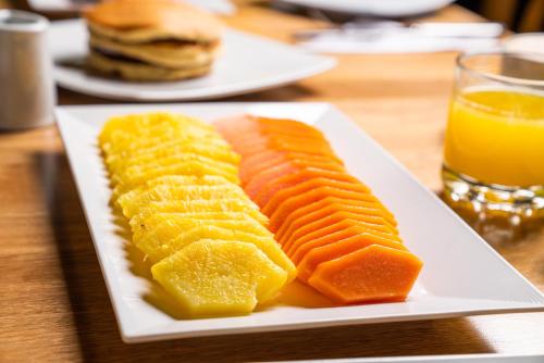 a plate of carrots and oranges on a table at Estancia San Antonio in Guasca
