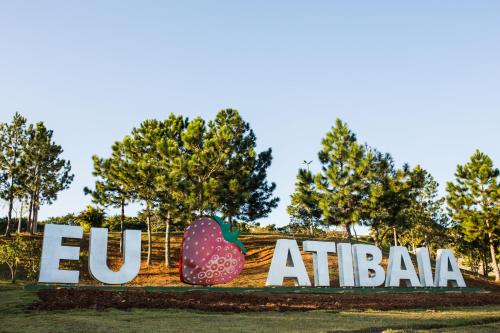 a sign at the entrance to a park with a cucurger at Itapetinga Hotel in Atibaia