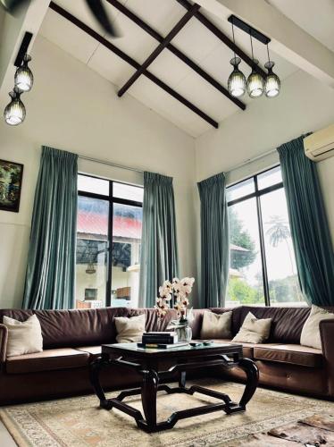 Ruang duduk di Neblina House