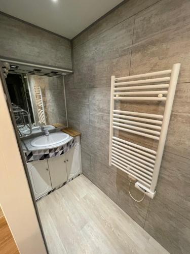 Koupelna v ubytování appartement avec Wifi résidence Les sables face mer