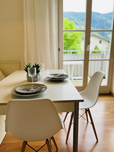 a dining room table with two chairs and a table with glasses at Villa Maria in Rablà