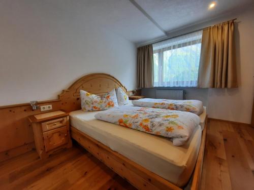 1 dormitorio con 2 camas y ventana en Haus Bergblick, en Spiss