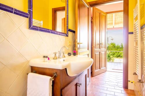 a bathroom with a sink and a mirror at Agriturismo Poggio Pistolese in Montaione