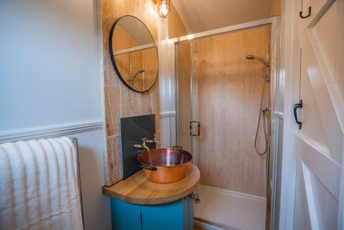 A bathroom at Inglewood Shepherd's Huts