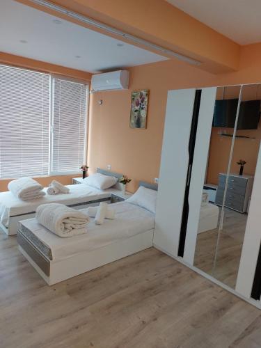 een slaapkamer met 2 bedden en een spiegel bij Gazi in Popovo