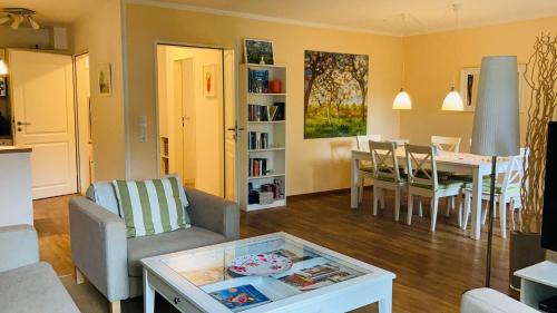 een woonkamer met een tafel en een eetkamer bij FEWO II Villa Nicole Hafenstraße 37 in Zingst