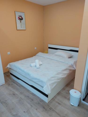 Un pat sau paturi într-o cameră la Gazi