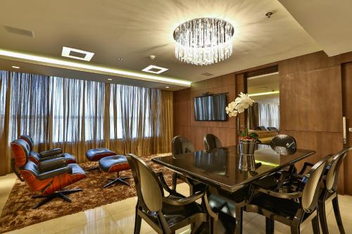 a dining room with a table and chairs at SJ Premium Hotels By Atlantica in Goiânia