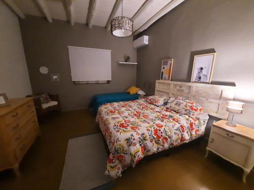 1 dormitorio con cama y pantalla de proyección en Entre Fincas en Maipú