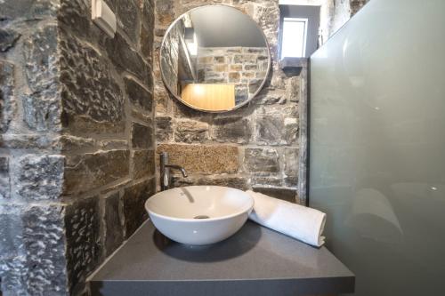 een badkamer met een wastafel en een spiegel bij Terra Zeus Skalani in Skalánion