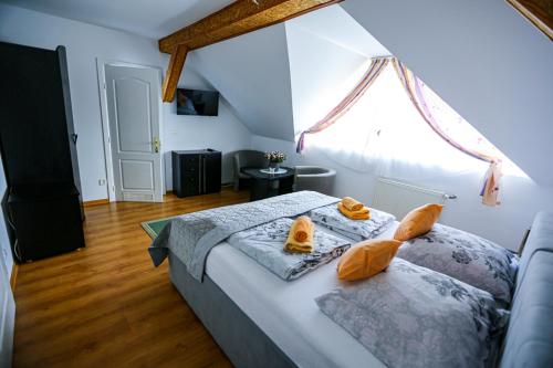 a bedroom with a bed with orange pillows on it at Villa Nadmorska Łeba Centrum in Łeba