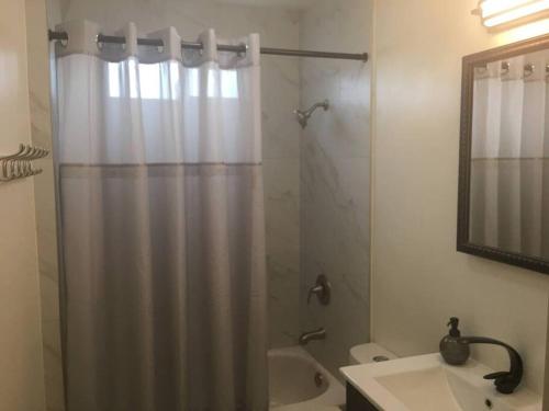 ein Badezimmer mit Duschvorhang und Waschbecken in der Unterkunft Adorable Home on the Park 10 Miles South of Eugene in Creswell