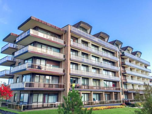 een hoog gebouw met balkons aan de zijkant bij Residenz Jan am Strand in Cuxhaven