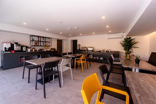 ein Restaurant mit Tischen und Stühlen und einer Theke in der Unterkunft Hotel Vigo in Eforie Nord