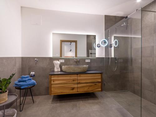 y baño con lavabo y ducha. en Apartment Liebelei am See - Kaiserblick, nah am Wasser und neuerbaut, en Walchsee