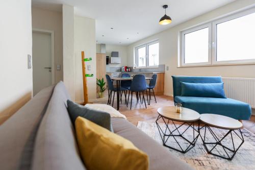 uma sala de estar com um sofá e uma mesa em MoselloLodge, Luxus Ferienhaus mit großer Dachterrasse, Top Ausstattung, Waschmaschine, Netflix em Senheim