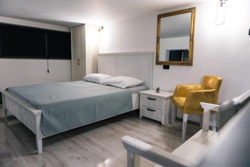 Ένα ή περισσότερα κρεβάτια σε δωμάτιο στο Deluxe dreams & spa Sabac