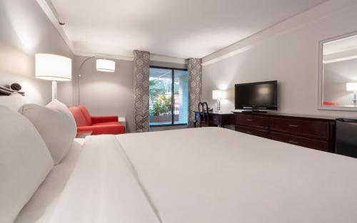 Televisyen dan/atau pusat hiburan di Hôtel Québec Inn par JARO