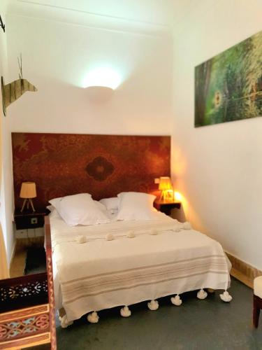 Un ou plusieurs lits dans un hébergement de l'établissement Riad Dar Zouar & Spa