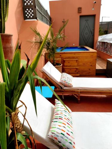 Piscine de l'établissement Riad Dar Zouar & Spa ou située à proximité