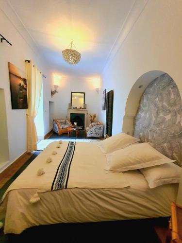 Un ou plusieurs lits dans un hébergement de l'établissement Riad Dar Zouar & Spa