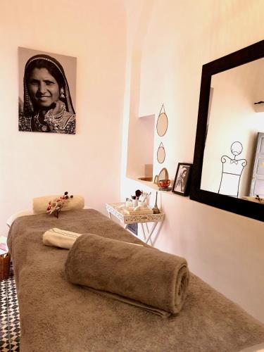 Un ou plusieurs lits dans un hébergement de l'établissement Riad Dar Zouar & Spa