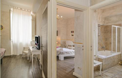 Habitación con baño con bañera y dormitorio. en B&B Relais Inn Lucca, en Lucca