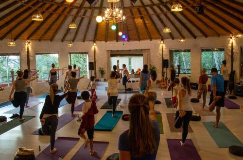 a group of people in a yoga class at Hospedagem Beija-flor - Espaço Flor Das Águas in Cunha