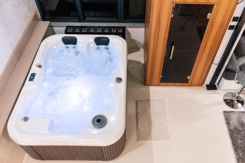 Ένα μπάνιο στο Deluxe dreams & spa Sabac