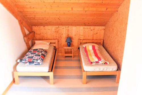 a room with two beds in a cabin at Maison chaleureuse à Vaucluse avec jardin spacieux 84 m² in Vaucluse
