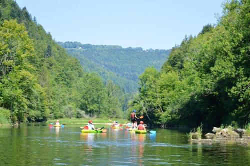 a group of people in kayaks on a river at Maison chaleureuse à Vaucluse avec jardin spacieux 84 m² in Vaucluse