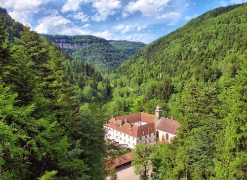 a building in the middle of a valley with trees at Maison chaleureuse à Vaucluse avec jardin spacieux 84 m² in Vaucluse