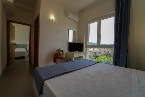 a bedroom with a large bed and a window at Hotel Rivabella in Davoli