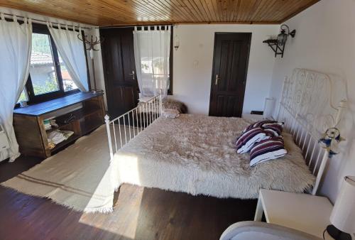 1 dormitorio con 1 cama grande y piano en Room for guests, en Smolyan