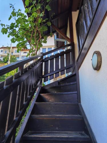 una escalera que conduce a un edificio con escalera en Room for guests, en Smolyan